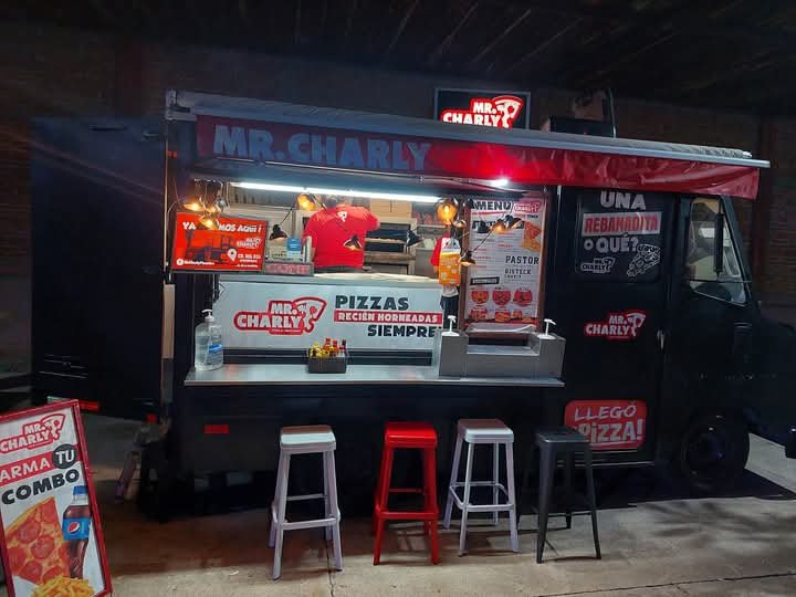 Foodtruck Mr. Charly Pizza durante un evento nocturno
