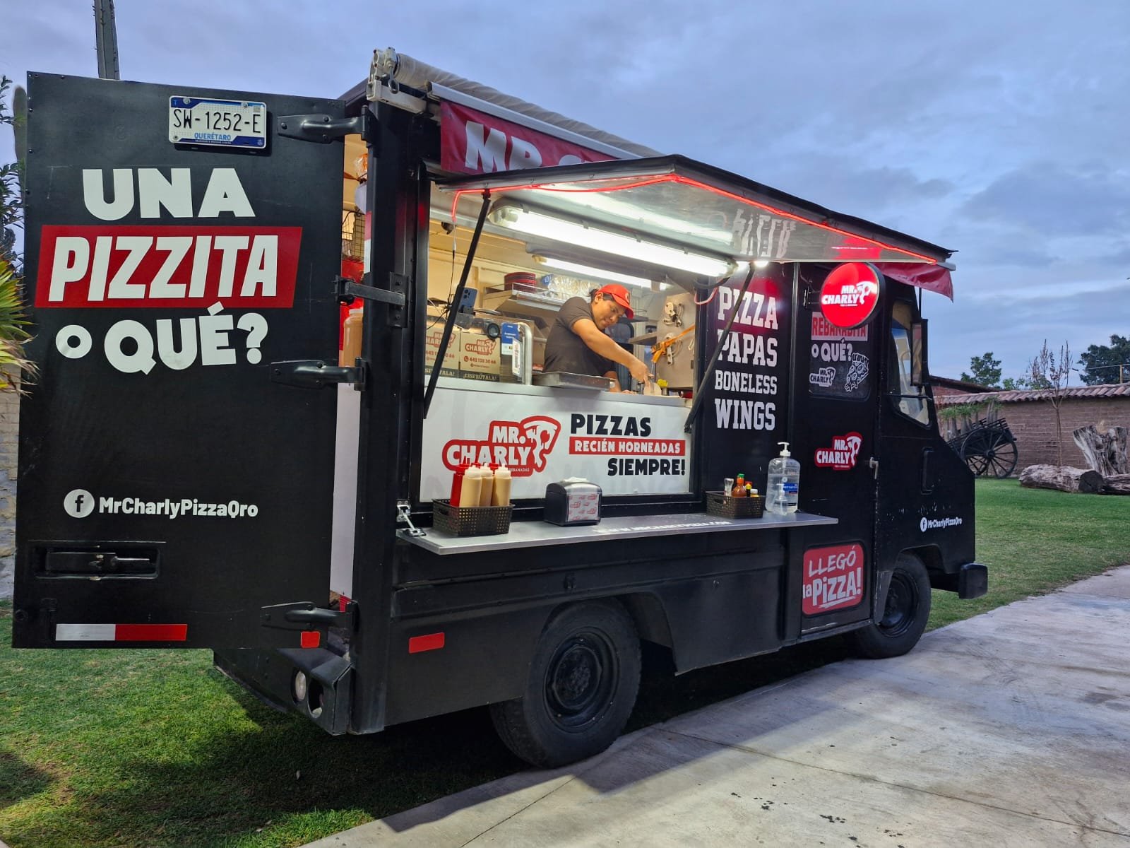 Preparación de pizza en el foodtruck Mr. Charly Pizza